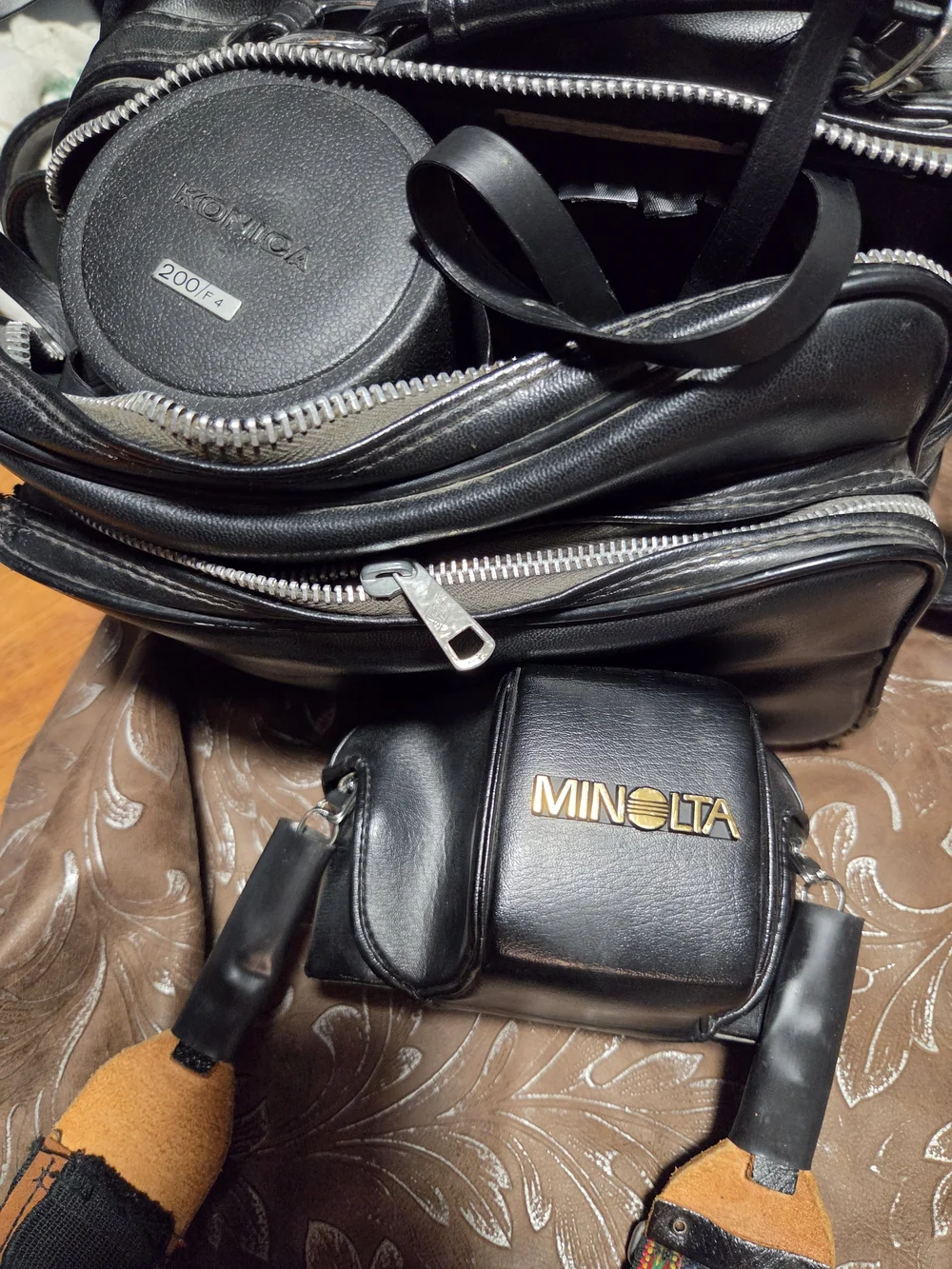 X-700 35mm SLR Camera Kit in Black Minolta Set